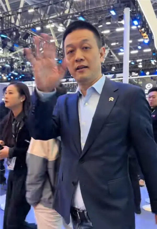 蔚来李斌自曝为省3万改签飞机！曾言“这在以前不可想象”，背后原因引人深思